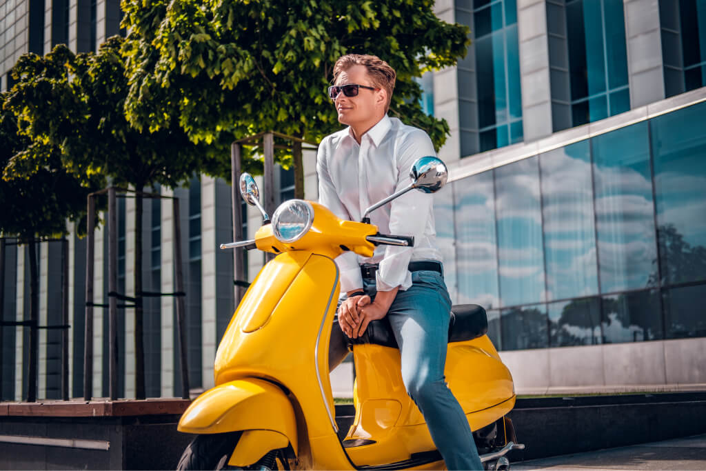 Sobre a Electric Trend 3 stylish guy sitting on a scooter outdoors 2021 08 28 02 49 19 utc